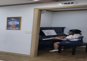 아동들이 피아노 교실을 이용하는 모습